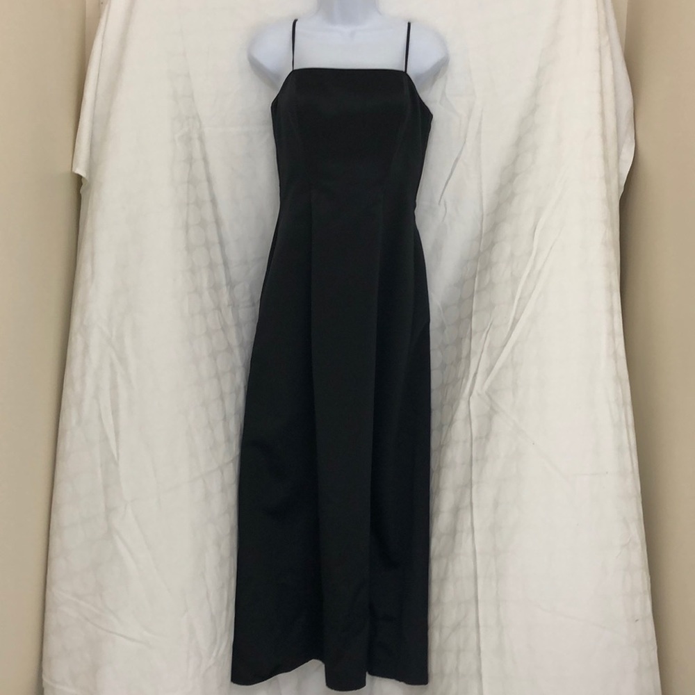 Sleek Spaghetti Strap Dress 👗
